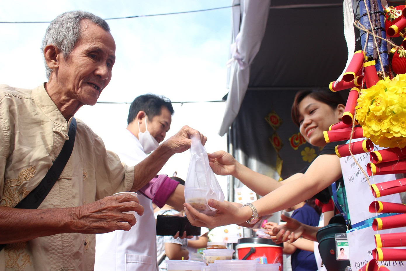 Cụ ông có hoàn cảnh khó khăn được tặng miễn phí món chè tại gian hàng ẩm thực Cụ ông có hoàn cảnh khó khăn được tặng miễn phí món chè tại gian hàng ẩm thực