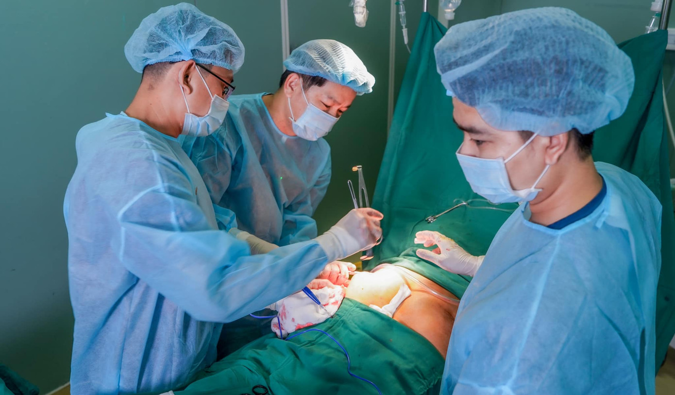 Các bác sĩ đã thực hiện cuộc phẫu thuật nạo filler ra khỏi cơ thể người bệnh Các bác sĩ đã thực hiện cuộc phẫu thuật nạo filler ra khỏi cơ thể người bệnh