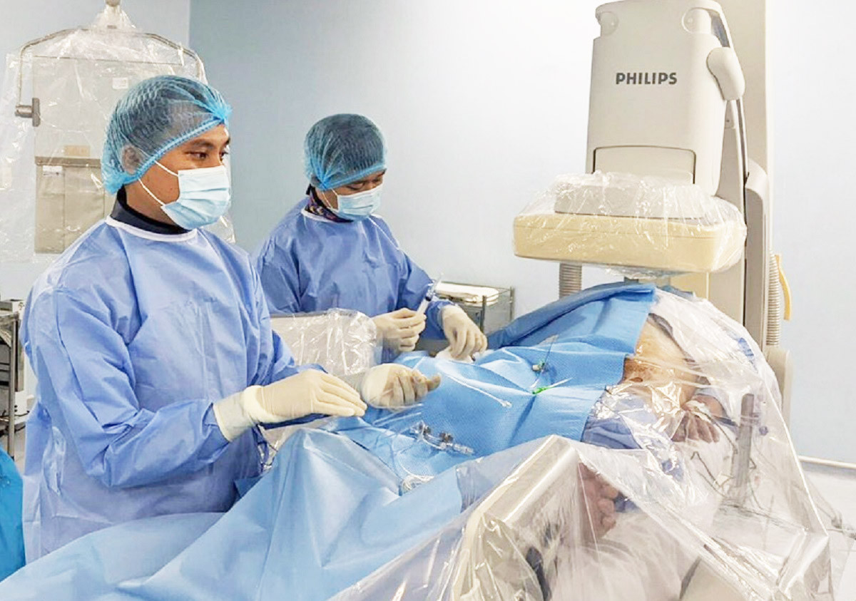 Các bác sĩ đã tiến hành can thiệp cấp cứu, đặt thành công stent giúp bệnh nhân qua cơn nguy kịch