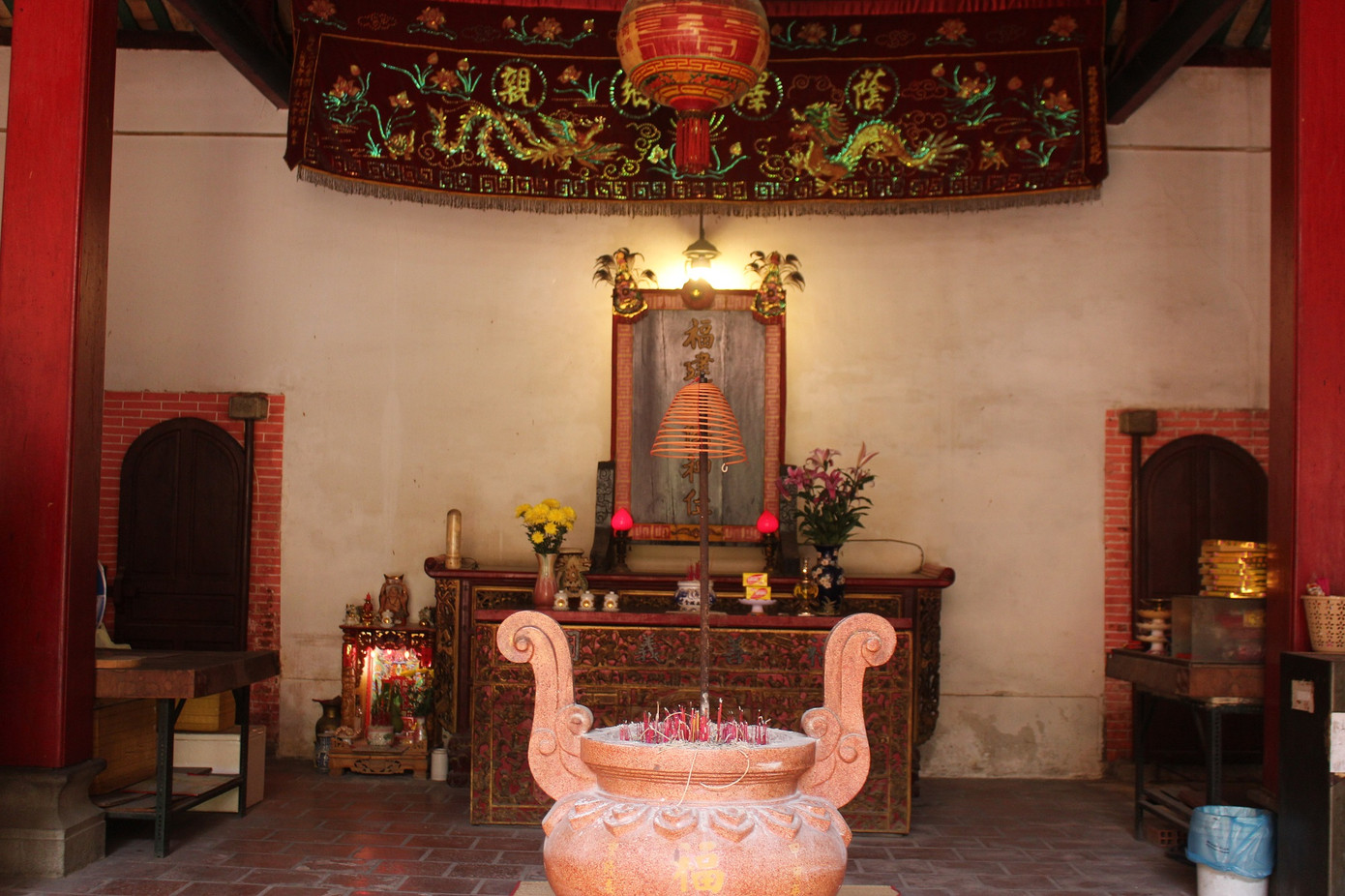 Khu vực chánh điện, mỗi ngày vẫn có người chăm sóc, lo nhang đèn không gian luôn ngăn nắp, sạch sẽ