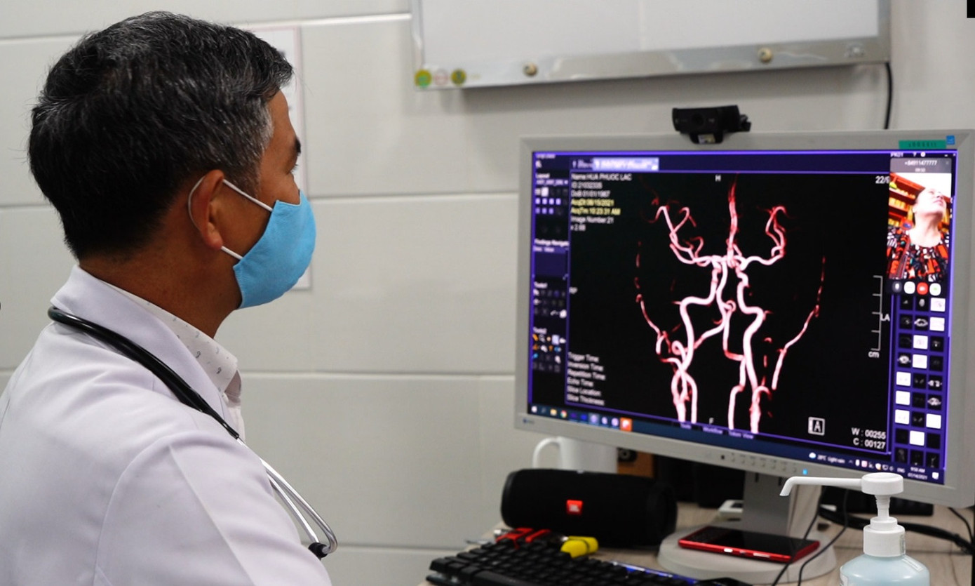 TS.BS Trần Chí Cường, Giám đốc bệnh viện kiểm tra hình ảnh mạch máu não cho người bệnh
