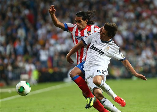 Falcao tranh bóng cùng Coentrao