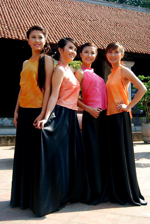 Hình ảnh Trang Windy, Huyền Trang, Hạnh Sino và Kelly Tú Anh trong áo yếm đứng bên nhau năm 2008