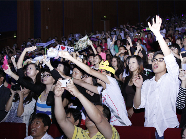 Fan hâm mộ hò hét cùng thần tượng. Ảnh: Tuấn Nguyễn