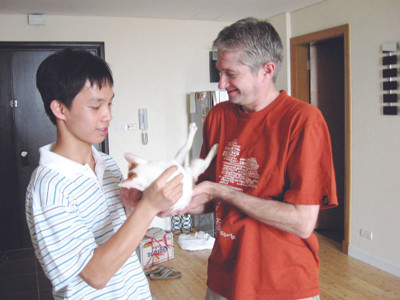 Mèo Lucky được ông Tây trao cho chủ mới