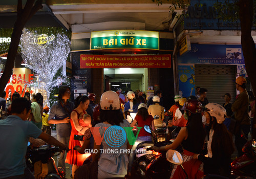 Nhiều người phải xếp hàng chờ gửi xe. Nhiều người phải xếp hàng chờ gửi xe