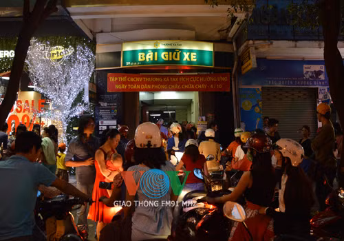 Nhiều người phải xếp hàng chờ gửi xe. Nhiều người phải xếp hàng chờ gửi xe