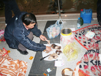 Lao động Việt Nam đang luộc thịt chó ăn với mỳ tôm ngay tại sân bay. Ảnh: Đình Thắng. Lao động Việt Nam đang luộc thịt chó ăn với mỳ tôm ngay tại sân bay Ảnh: Đình Thắng