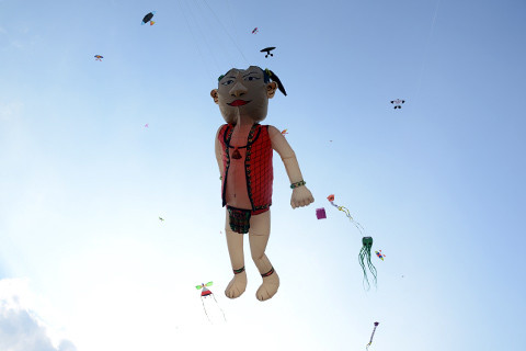 Chiếc diều chú tễu khổng lồ thu hút đông đảo người xem trầm trồ ngưỡng mộ. Chiếc diều chú tễu khổng lồ thu hút đông đảo người xem trầm trồ ngưỡng mộ