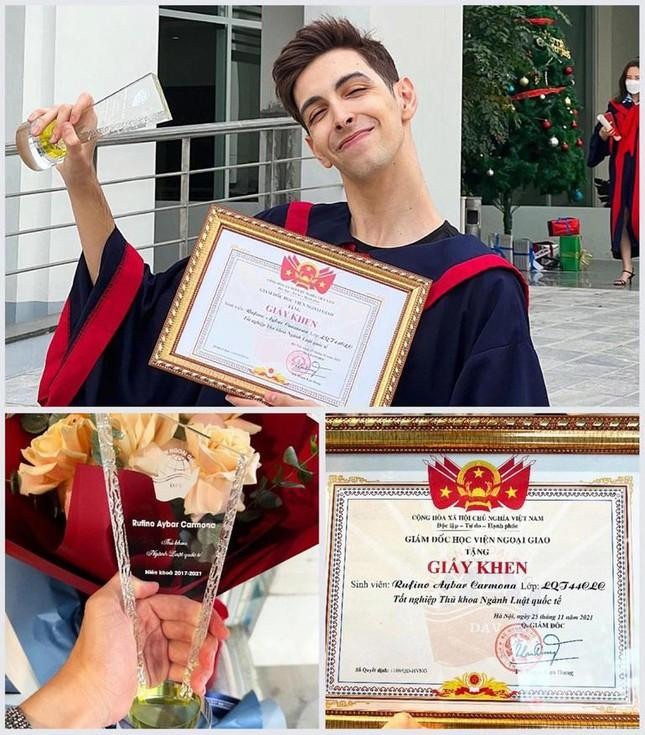 Sau clip cầu hôn Hoa hậu Thùy Tiên, anh chàng Rufino Aybar (Tây cột điện) tiếp tục khiến netizen được một phen trầm trồ trước profile “học bá” cực đỉnh. Nguồn: FBNV Sau clip cầu hôn Hoa hậu Thùy Tiên, anh chàng Rufino Aybar (Tây cột điện) tiếp tục khiến netizen được một phen trầm trồ trước profile “học bá” cực đỉnh. Nguồn: FBNV