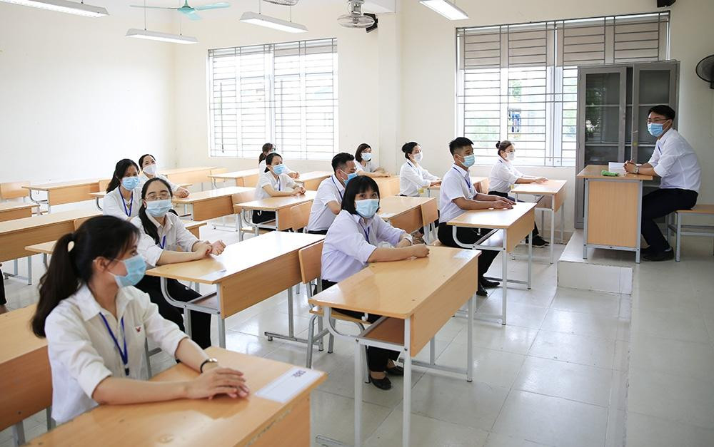 Dịch COVID-19 bùng phát trở lại vào đúng dịp năm học 2020 - 2021 bước vào những tuần cuối cùng, điều này đã đặc biệt ảnh hưởng đến kỳ thi tốt nghiệp THPT QG 2021. Nguồn: Internet Dịch COVID-19 bùng phát trở lại vào đúng dịp năm học 2020 - 2021 bước vào những tuần cuối cùng, điều này đã đặc biệt ảnh hưởng đến kỳ thi tốt nghiệp THPT QG 2021. Nguồn: Internet