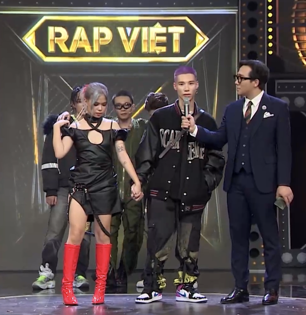 MCK - tlinh nắm chặt tay khi chia sẻ về phần thi của đối phương