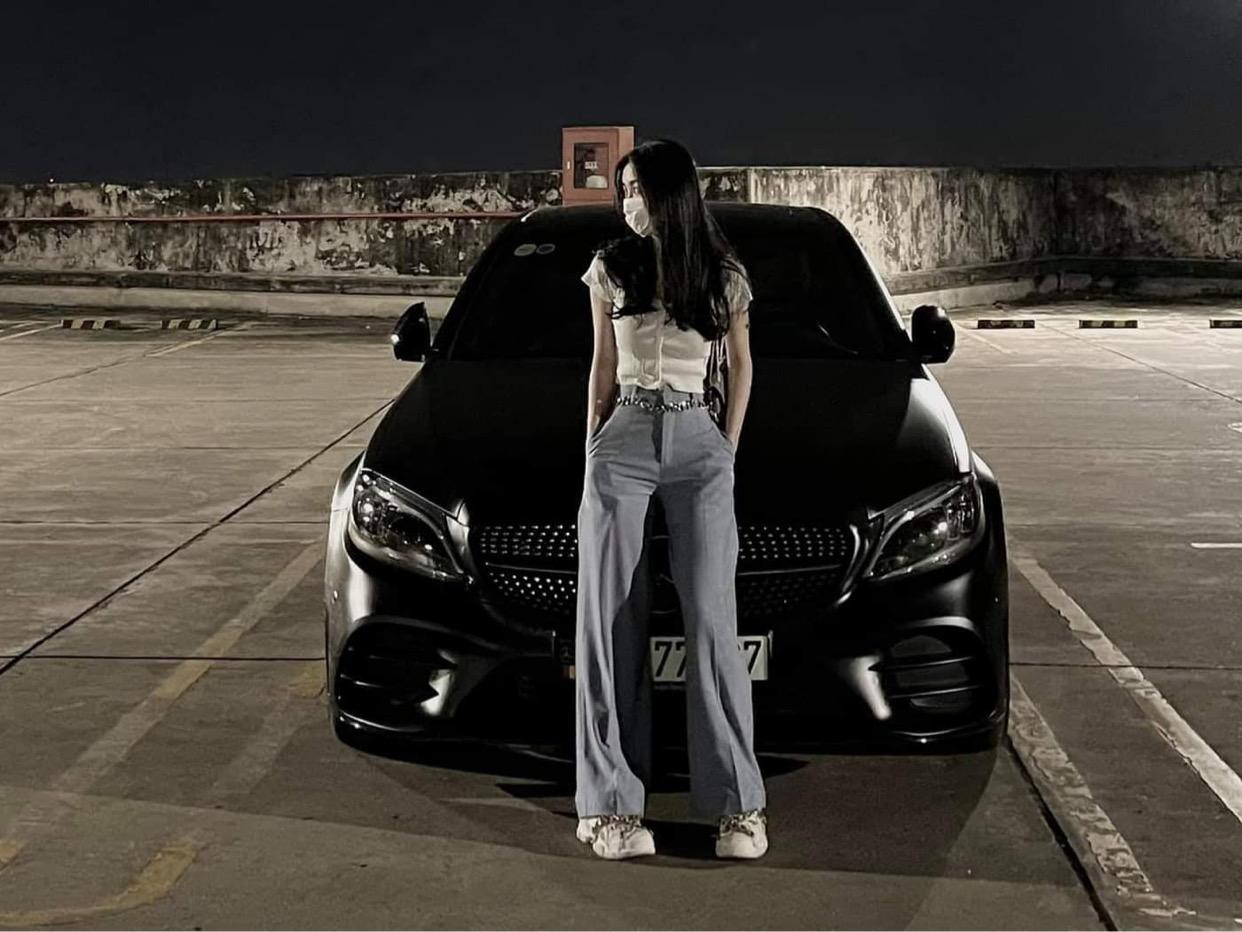 Ở độ tuổi 26, Jun Vũ đang sở hữu một chiếc Mercedes-Benz C 300 AMG màu đen có trị giá gần 2 tỷ đồng. Ở độ tuổi 26, Jun Vũ đang sở hữu một chiếc Mercedes-Benz C 300 AMG màu đen có trị giá gần 2 tỷ đồng.