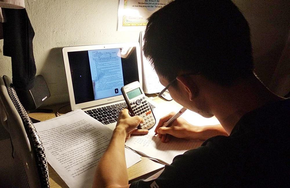 Các sinh viên tiếp tục duy trì hình thức học trực tuyến đến khi có thông báo mới. Ảnh minh họa tổng hợp từ Internet. Các sinh viên tiếp tục duy trì hình thức học trực tuyến đến khi có thông báo mới. Ảnh minh họa tổng hợp từ Internet.