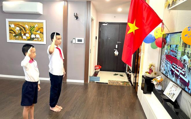 Buổi lễ khai giảng đặc biệt nhất trong lịch sử khi học sinh hát Quốc ca qua màn hình máy tính, tivi. Nguồn: Internet Buổi lễ khai giảng đặc biệt nhất trong lịch sử khi học sinh hát Quốc ca qua màn hình máy tính, tivi. Nguồn: Internet