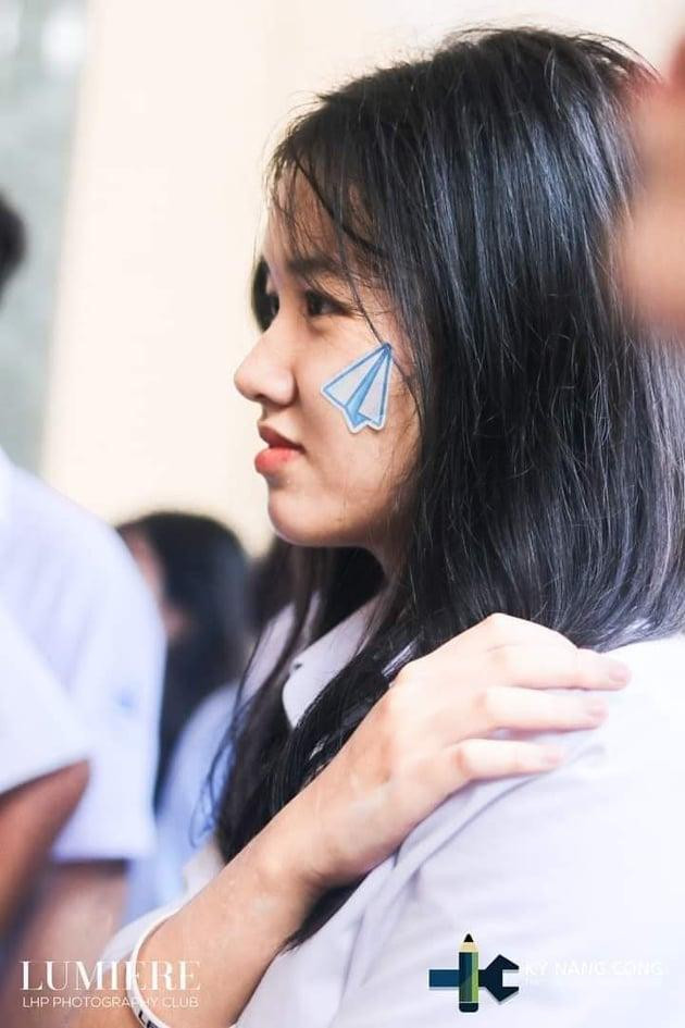 Bạn Trang Thanh (trường THPT chuyên Lê Hồng Phong) chia sẻ bạn gặp khá nhiều bất cập trong quá trình học online nên việc trở lại trường học trực tuyến đã "kéo mood" cô bạn khá nhiều. Ảnh: NVCC