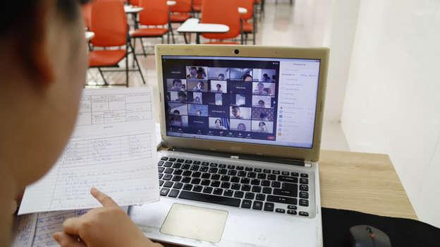 Việc học online vẫn còn bất cập với nhiều bạn học sinh. Ảnh minh họa từ Internet. Việc học online vẫn còn bất cập với nhiều bạn học sinh. Ảnh minh họa từ Internet.