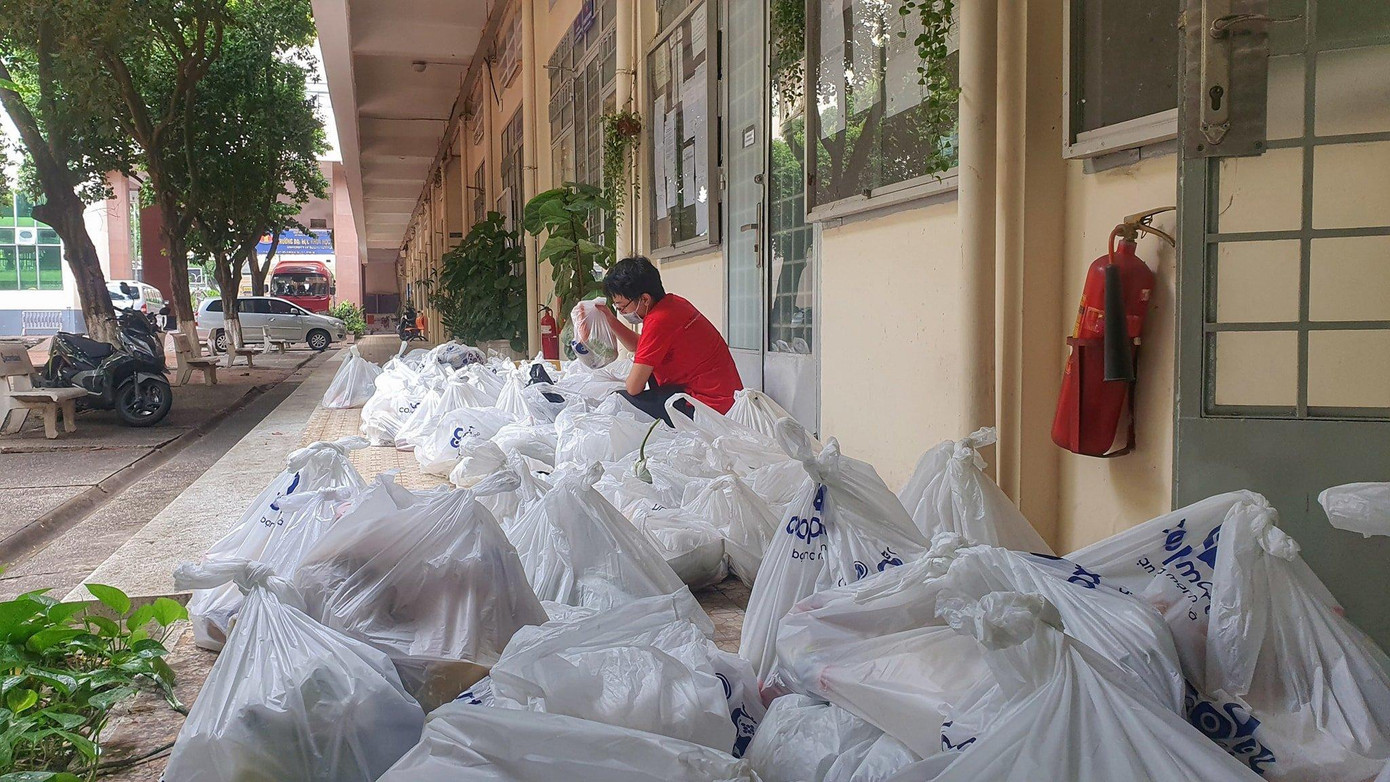 Đoàn thanh niên Khoa Báo Chí & Truyền Thông - trường ĐHKHXH&NV, ĐHQG TP.HCM hỗ trợ vận chuyển vật phẩm cho sinh viên. Ảnh: NVCC