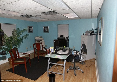 Căn phòng này từng là phòng ngủ của Julia, giờ đây nó đã được cho thuê và trở thành một văn phòng