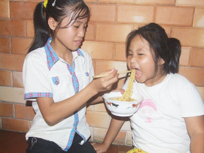 Các nhà khoa học khuyến cáo cần làm rõ lứa tuổi và mức độ trẻ Việt Nam bị tác động khi ăn mỳ gói có dùng phẩm màu vàng E102 ở các liều lượng khác nhau