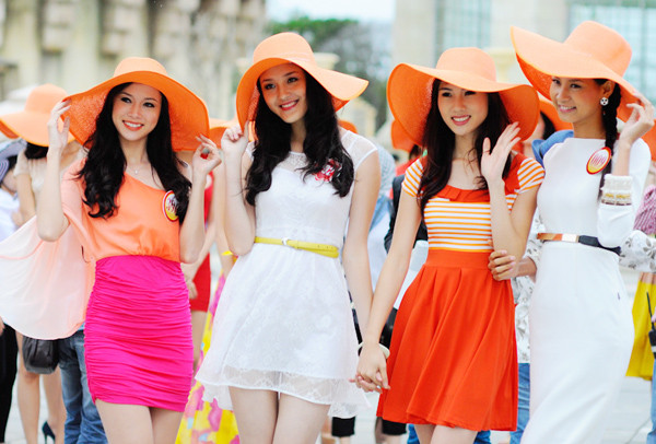 Các thí sinh rạng rỡ trước ống kính phóng viên. Các thí sinh rạng rỡ trước ống kính phóng viên