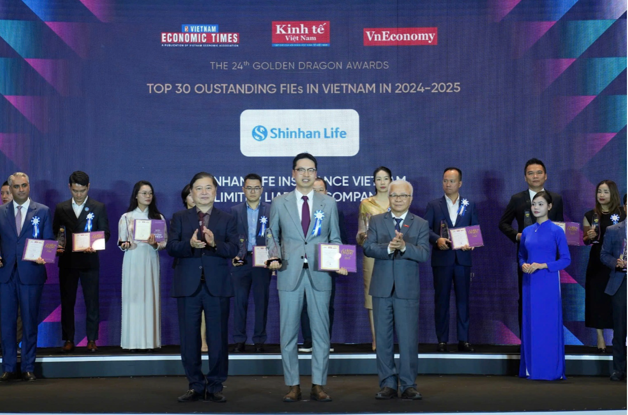 Ông Bae Seung Jun - Tổng Giám đốc Shinhan Life Việt Nam (giữa) vinh dự nhận giải thưởng Rồng Vàng 2025 ngày 23/4 tại Hà Nội