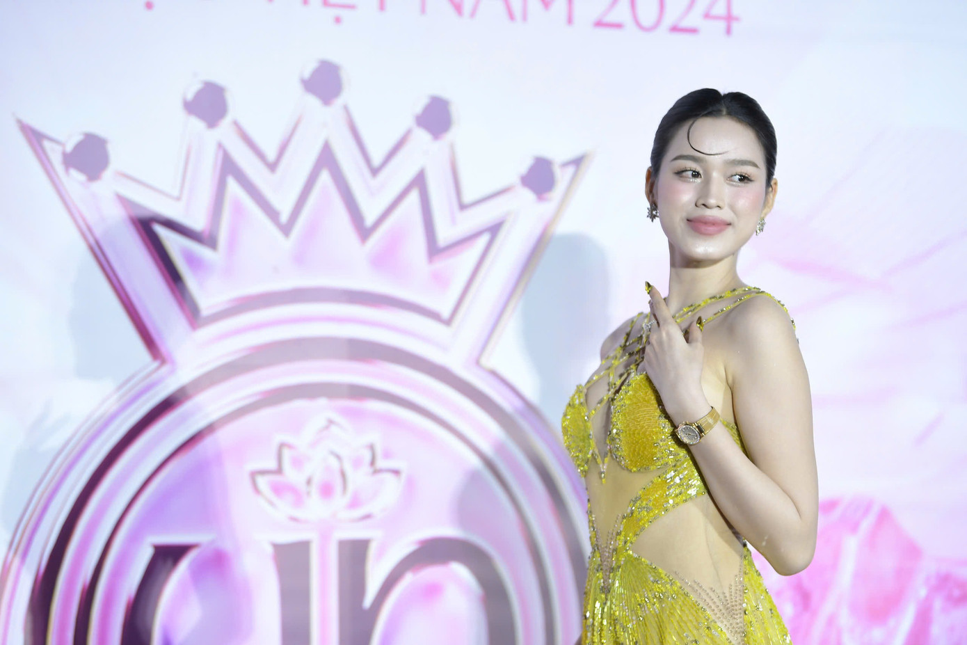 Hoa hậu Việt Nam 2020 Đỗ Thị Hà nổi bật trong sắc vàng của đầm dạ hội xuyên thấu.