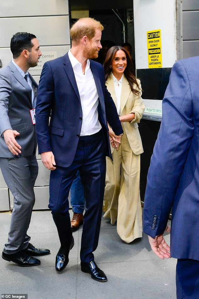 Cư dân mạng cho rằng Harry giống vệ sĩ của Meghan. Ảnh: GC.