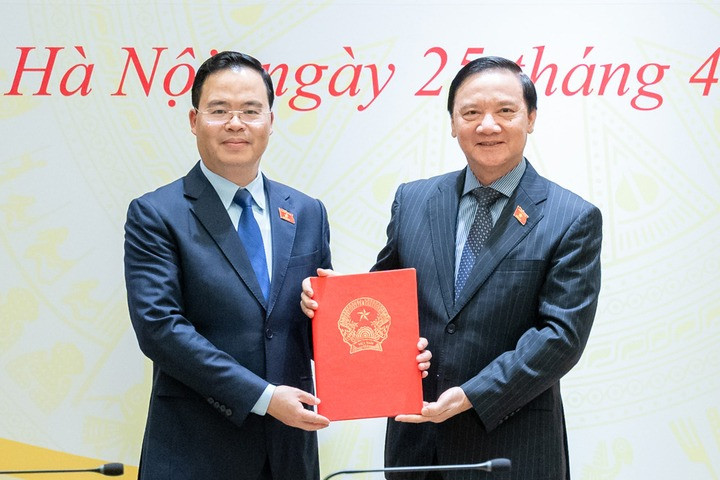 Phó Chủ tịch Quốc hội Nguyễn Khắc Định (phải) trao nghị quyết cho ông Trần Văn Khải. Ảnh: VTC News.