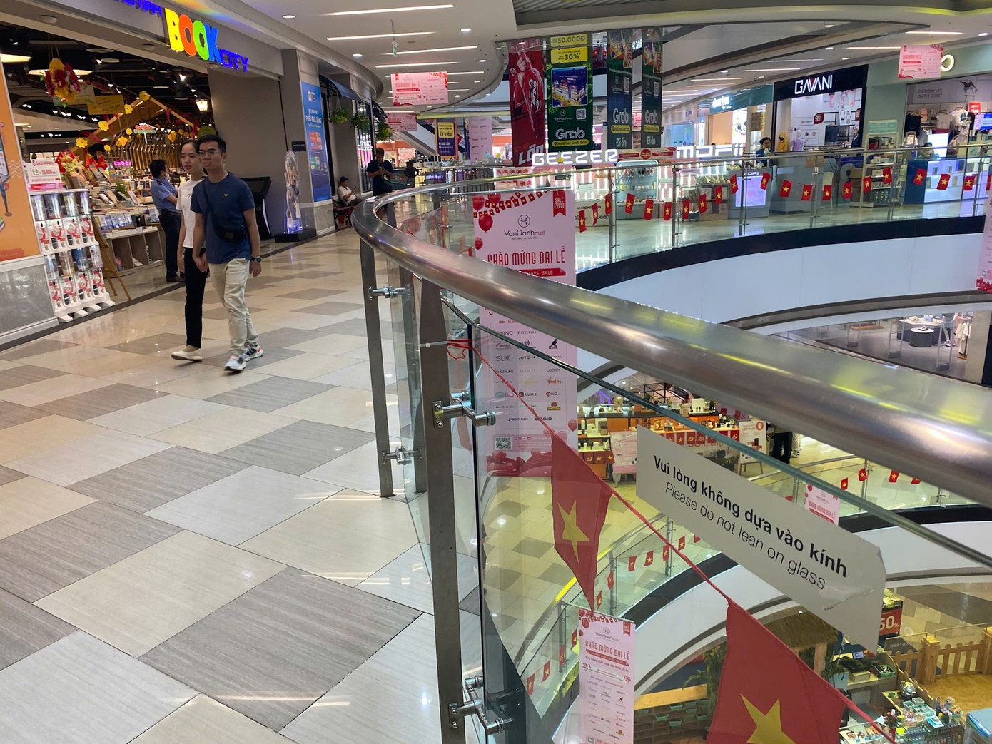 Bất chấp sự cố không mong muốn xảy ra, Vạn Hạnh Mall vẫn duy trì hoạt động bình thường, đảm bảo an toàn cho khách hàng. Ảnh: Tuấn Kiệt.