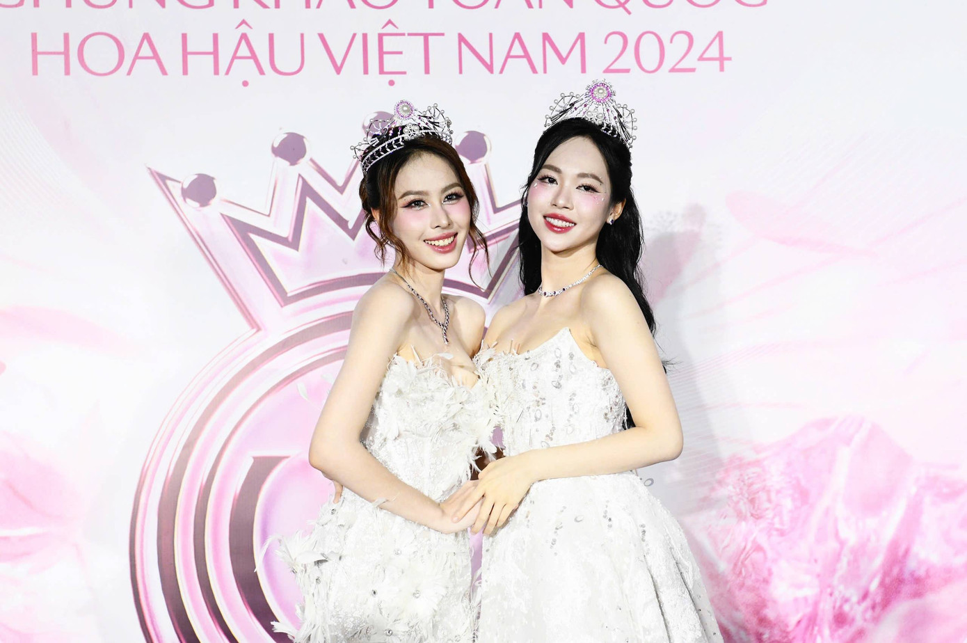 Á hậu 1 Trịnh Thùy Linh và Á hậu 2 Lê Nguyễn Ngọc Hằng cũng chọn trang phục trắng cho đêm chung khảo. Mỗi người một vẻ tỏa sáng trên thảm đỏ.