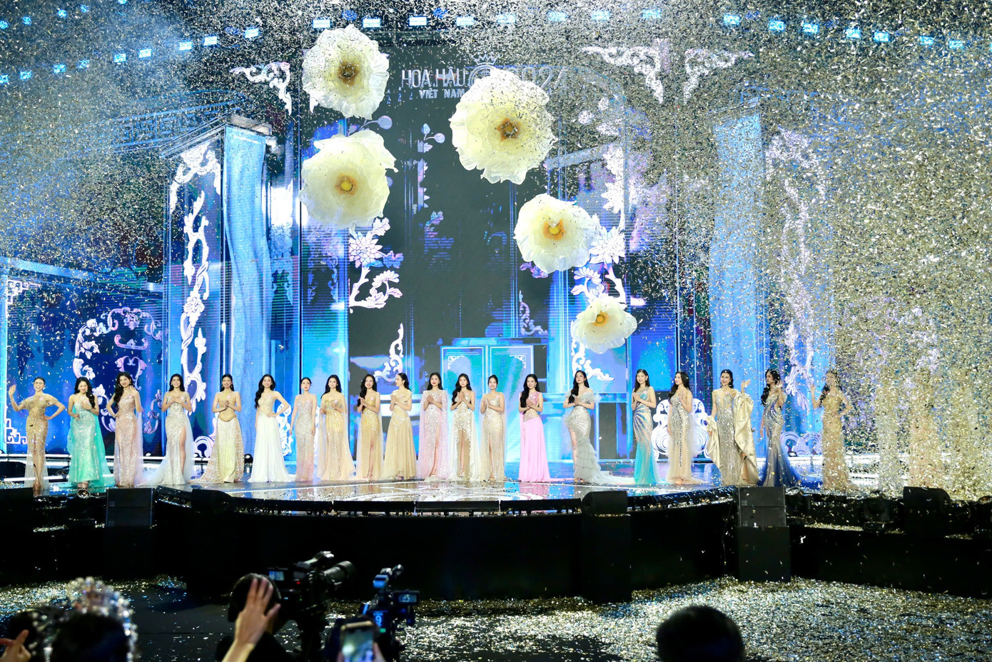 Phần thi dạ hội khép lại đêm chung khảo đầy thành công và mãn nhãn. Những thí sinh lọt vào chung kết lại bắt đầu hành trình mới để chinh phục vương miện nhan sắc.