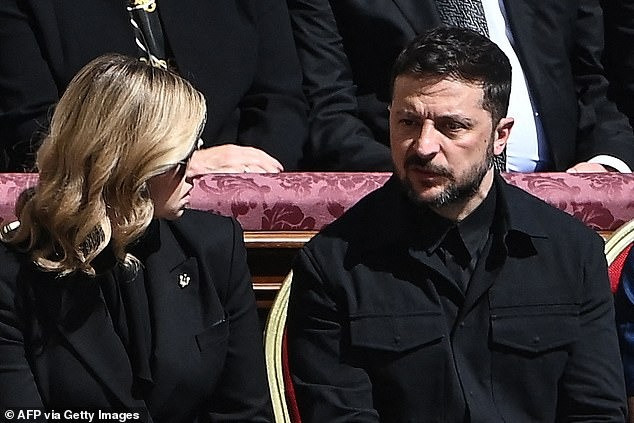 Vợ chồng Tổng thống Ukraine đều vi phạm quy định về trang phục tại tang lễ Giáo hoàng. Ảnh: Getty Images.