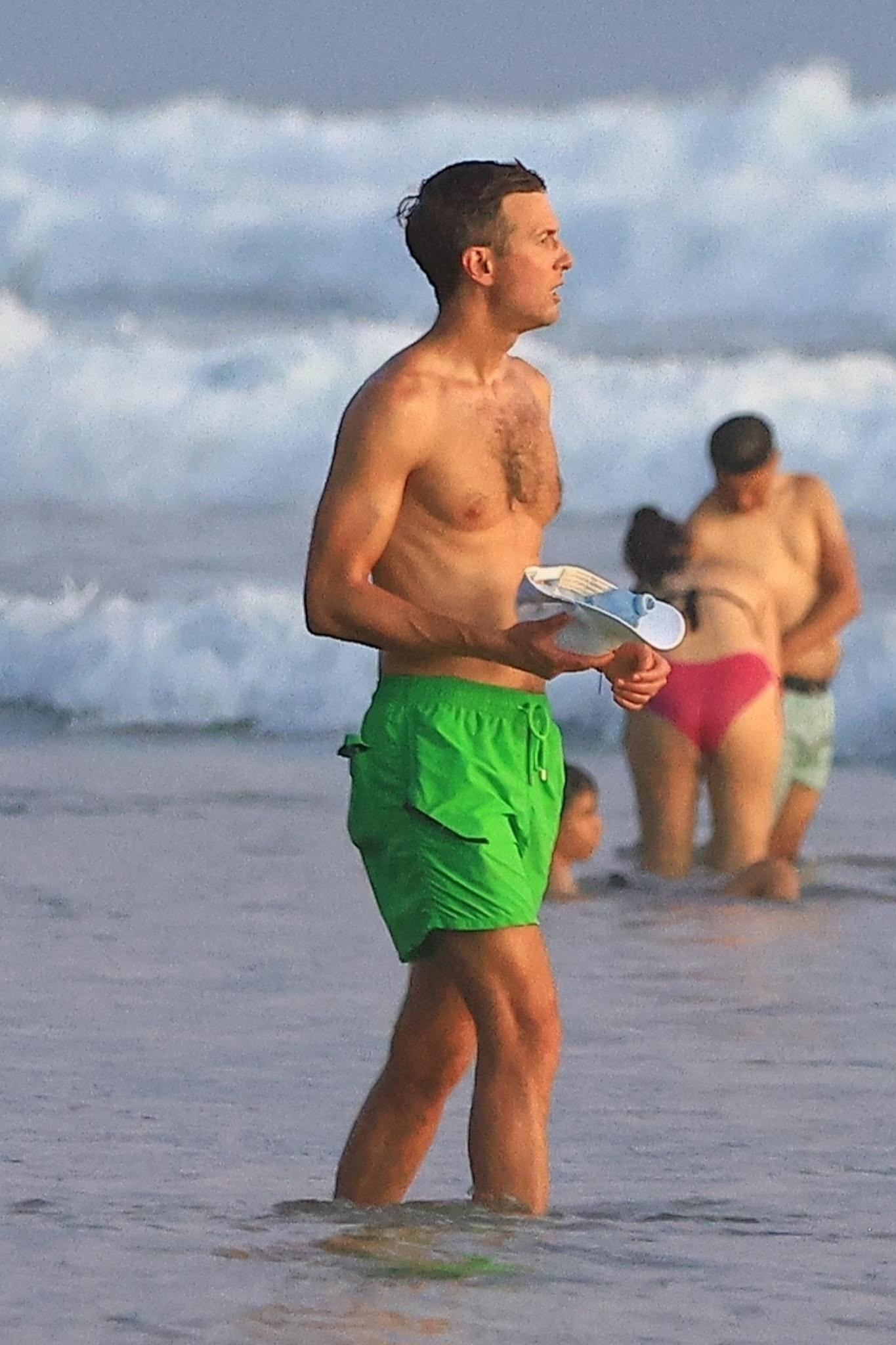 Karlie Kloss thưởng thức đồ ăn trên bờ cùng chồng và những thành viên khác trong gia đình. Trong khi đó, chồng Ivanka lội nước dọc bãi biển. Ảnh: BackGrid.