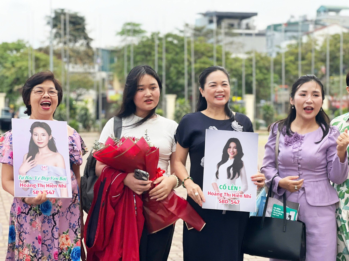 Người nhà chuẩn bị sẵn hoa, poster động viên tinh thần Hiền Nhi.