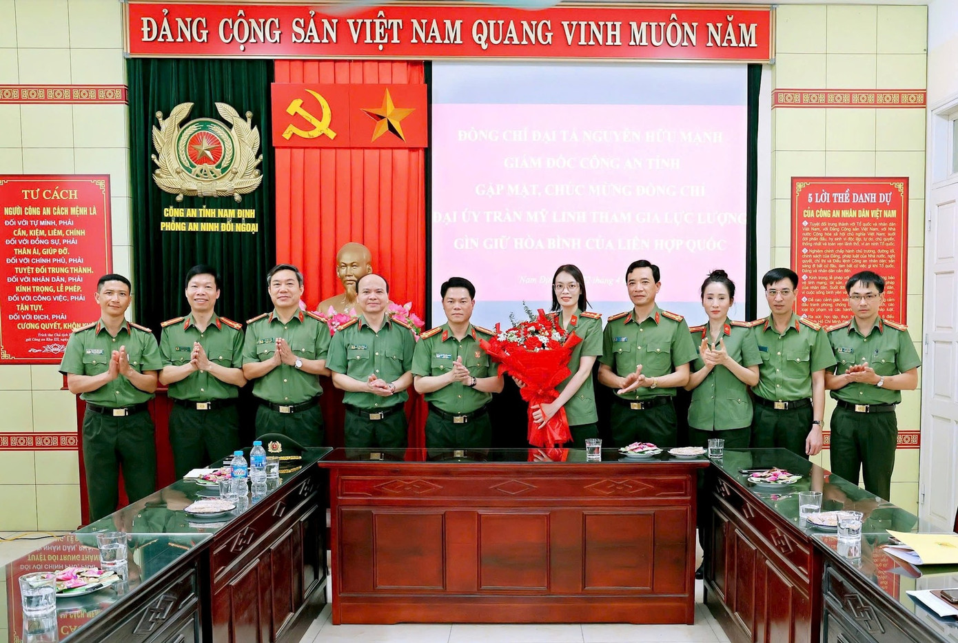 Đại tá Nguyễn Hữu Mạnh, Giám đốc Công an tỉnh Nam Định, cùng đồng đội chúc mừng, động viên Đại úy Trần Mỹ Linh lên đường tham gia lực lượng gìn giữ hòa bình của Liên hợp quốc. Ảnh: Công an tỉnh Nam Định. Đại tá Nguyễn Hữu Mạnh, Giám đốc Công an tỉnh Nam Định, cùng đồng đội chúc mừng, động viên Đại úy Trần Mỹ Linh lên đường tham gia lực lượng gìn giữ hòa bình của Liên hợp quốc. Ảnh: Công an tỉnh Nam Định.