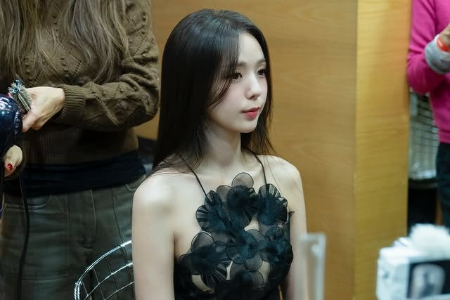 Ngoài đời, người đẹp 9X cũng theo đuổi phong cách ăn mặc khá tương đồng với Hong Hee Joo. Tuy nhiên, so với vẻ đượm buồn, hơi nhút nhát của nhân vật, Chae Soo Bin trông tươi trẻ và hoạt bát hơn.