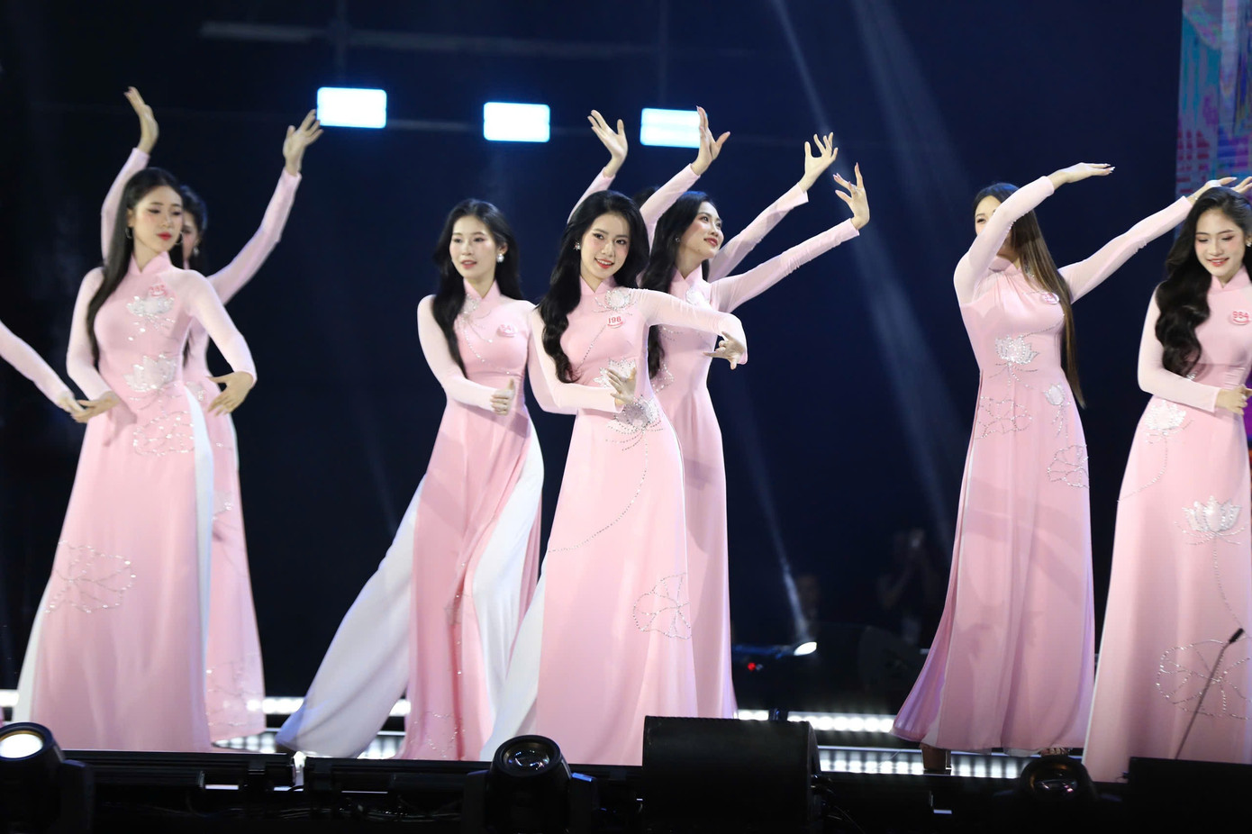 Áo dài giúp màn trình diễn thêm phần mềm mại và thướt tha.