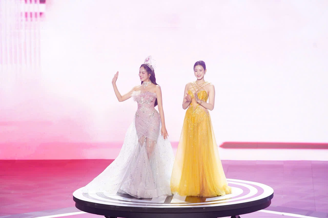 Hoa hậu Đỗ Hà và Hoa hậu Thanh Thủy xuất hiện lộng lẫy trên sân khấu.