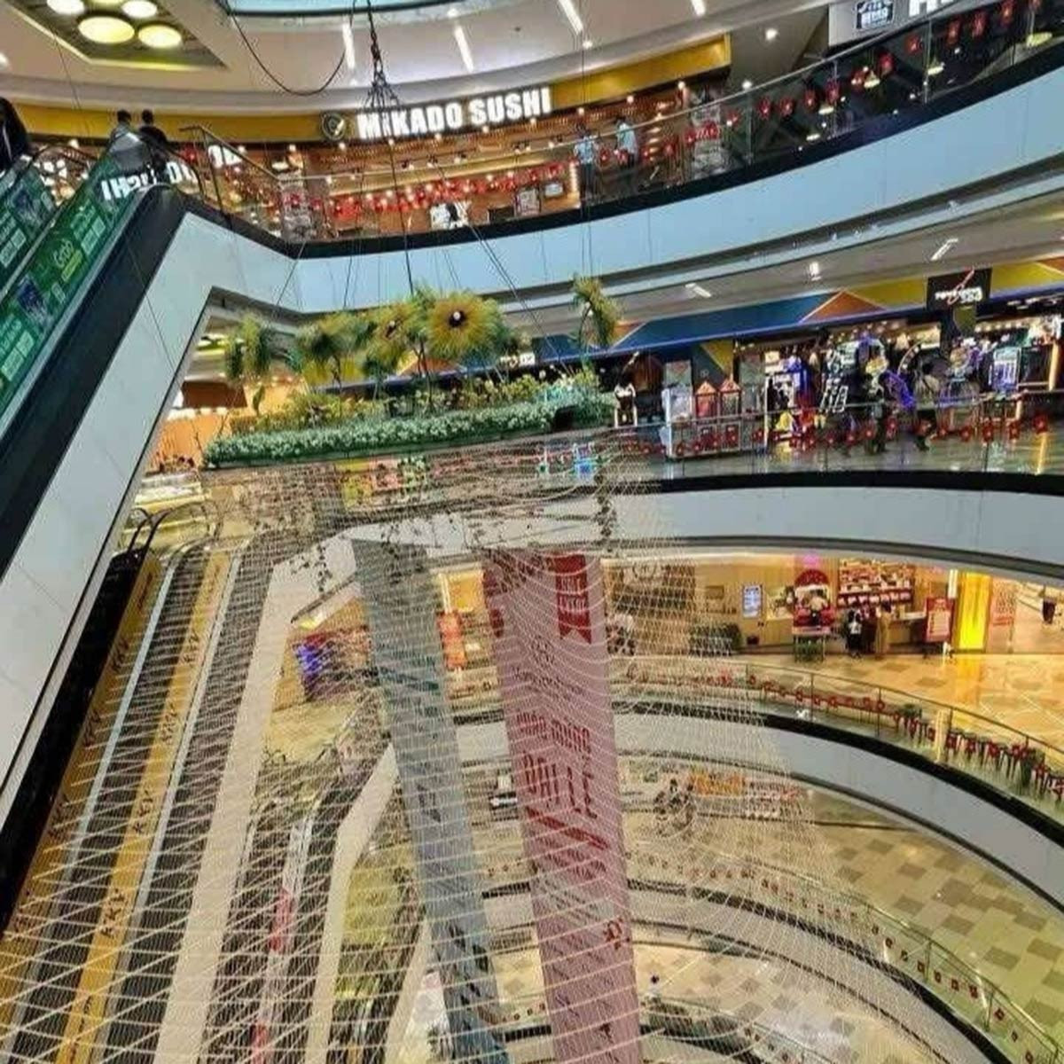 Tại Vạn Hạnh Mall, một phần khoảng không thông tầng đã được rào lưới, đồng thời kính an toàn và lan can cũng được nâng cao. Ảnh: Vạn Hạnh Mall.