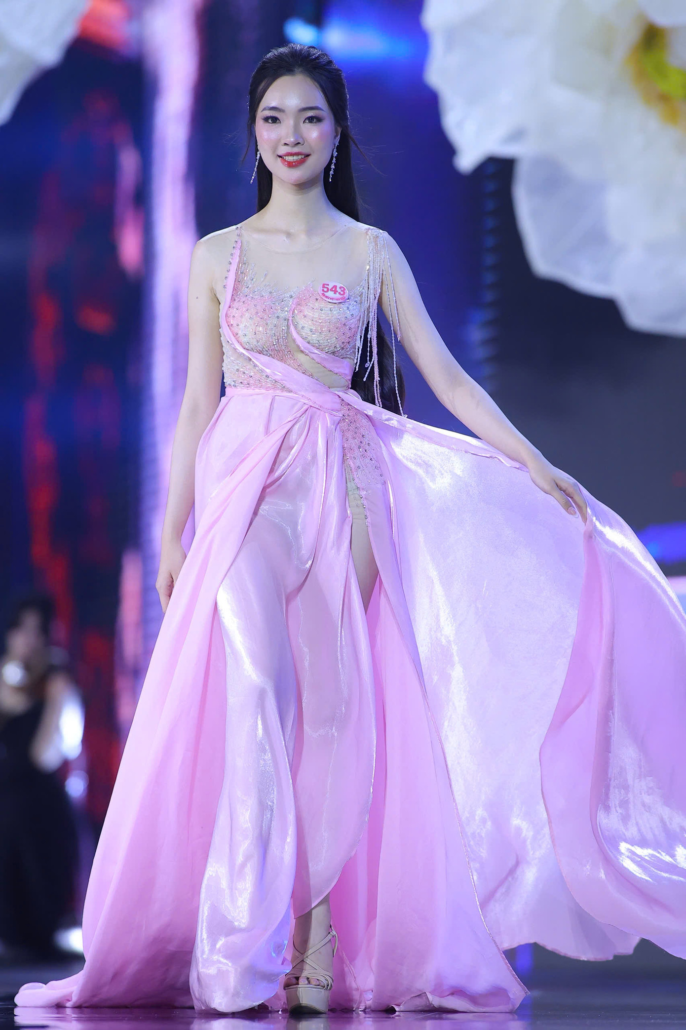 Đến với cuộc thi Hoa hậu Việt Nam 2024, họ không chỉ cần đẹp, mà còn phải tỏa sáng từ bên trong.