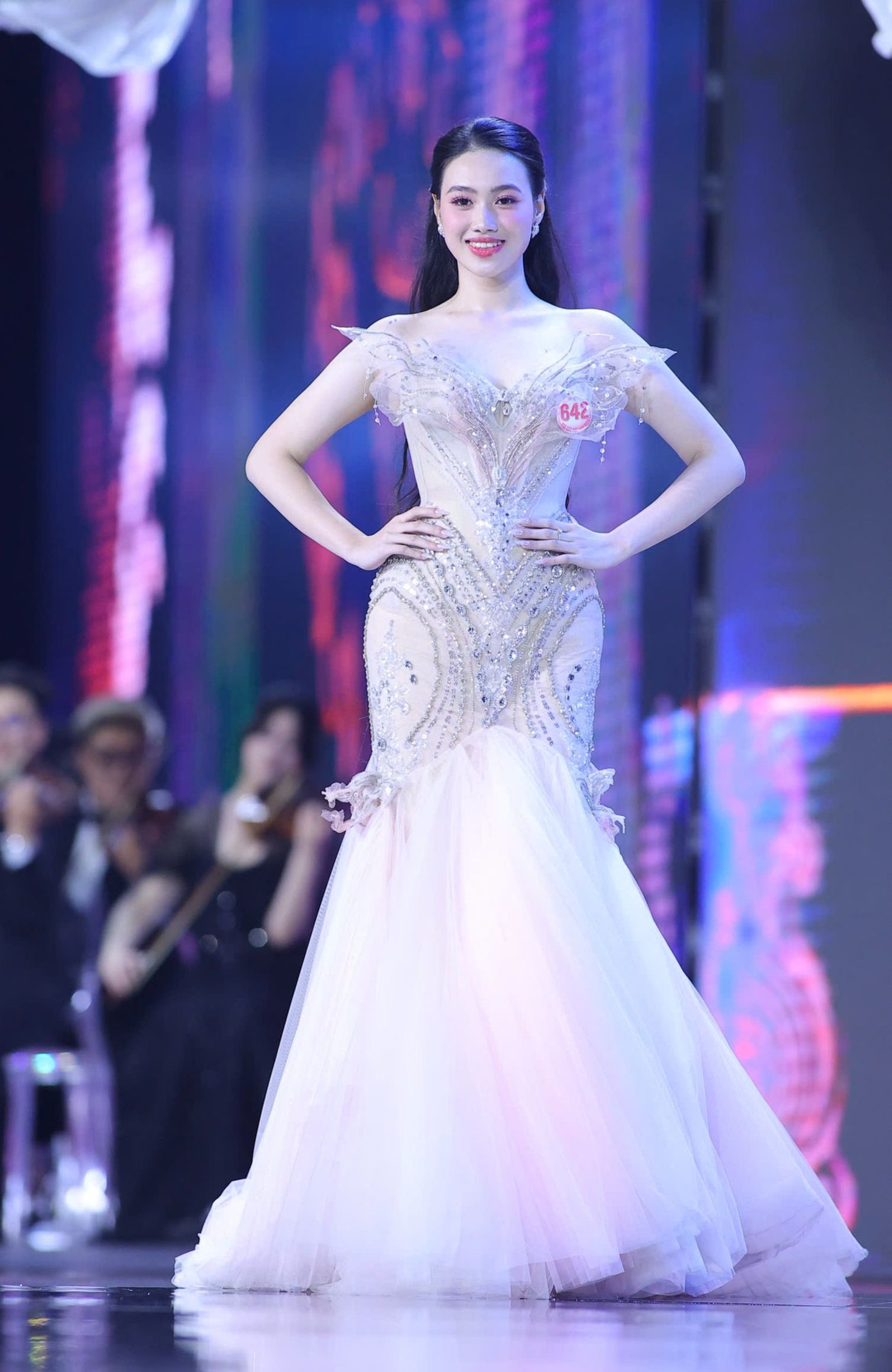 Đến với cuộc thi Hoa hậu Việt Nam 2024, họ không chỉ cần đẹp, mà còn phải tỏa sáng từ bên trong.