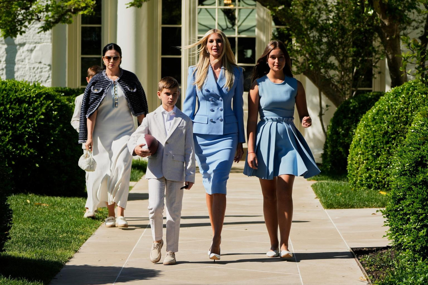 Ba mẹ con Ivanka thu hút sự chú ý với phong cách thời trang thanh lịch, chỉn chu. Ảnh: Getty Images/AP.