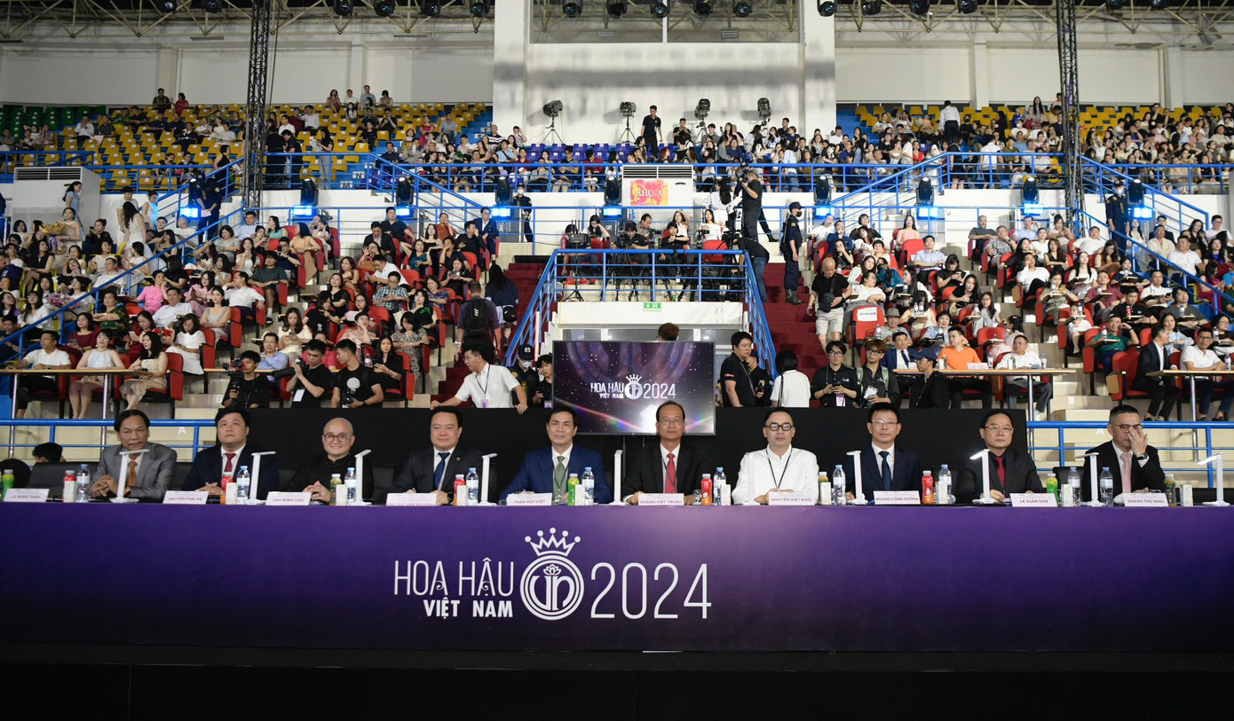 Thành viên Ban tổ chức và Ban giám khảo đã sẵn sàng để chọn ra những ứng viên vương miện sáng giá bước vào đêm chung kết.