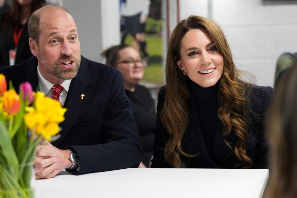 Hoàng tử William và Công nương Kate là những thành viên hoàng gia tiếp theo nhận nhiều thiện cảm từ người Anh. Ảnh: Getty Images. Hoàng tử William và Công nương Kate là những thành viên hoàng gia tiếp theo nhận nhiều thiện cảm từ người Anh. Ảnh: Getty Images.