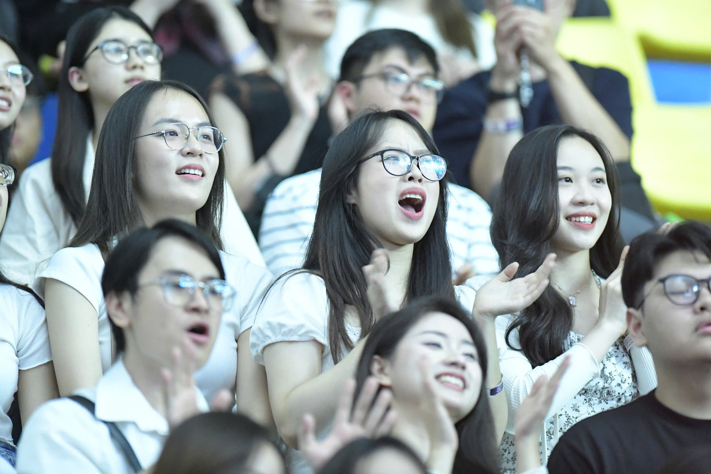 Dù hơn 22h, khán giả vẫn chật kín khán đài tại Cung thể thao Quần Ngựa. Mọi người nhiệt tình cổ vũ cho thí sinh Hoa hậu Việt Nam 2024.