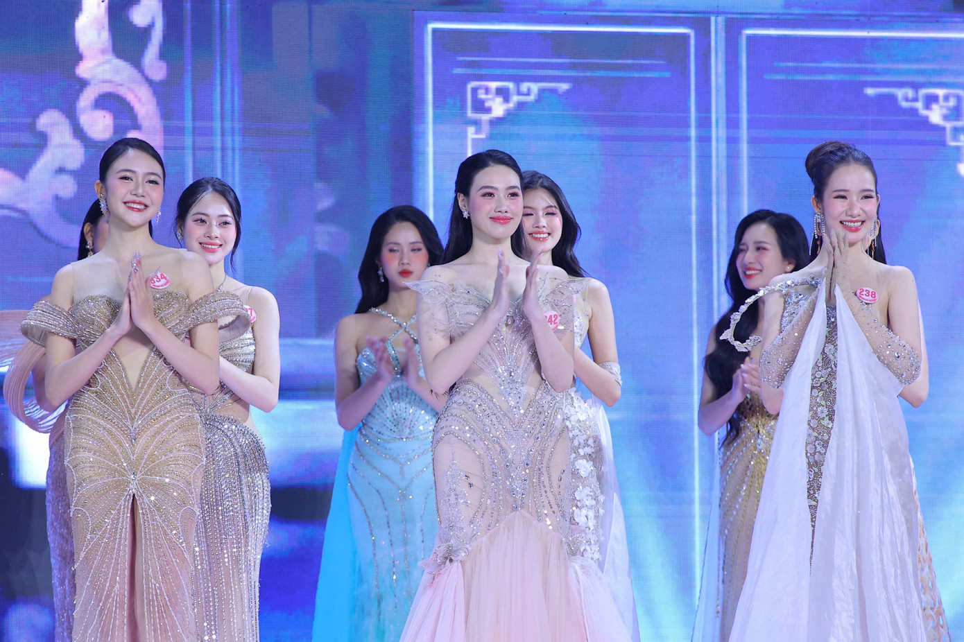 Gây ấn tượng nhất trong phần thi dạ hội là từng thí sinh bước ra sân khấu với giọng thuyết trình được ghi âm sẵn của chính họ. Mỗi cô gái mang thông điệp riêng, đều cho thấy được khát khao phát triển bản thân và cống hiến cho xã hội.