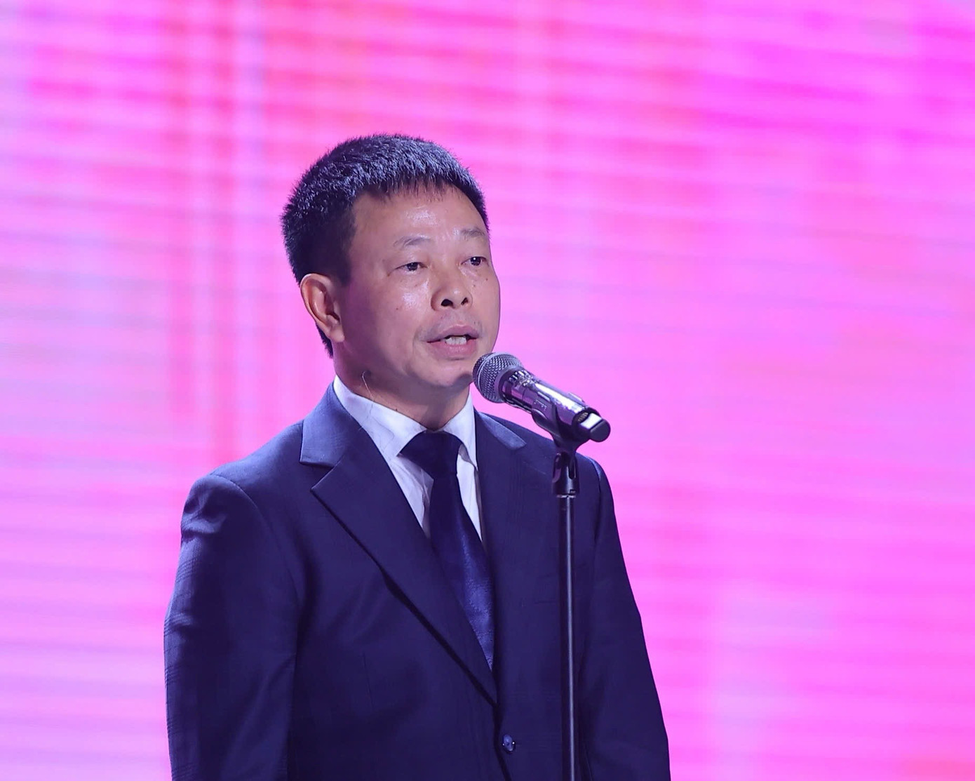 Nhà báo Phùng Công Sưởng phát biểu khai mạc chương trình.