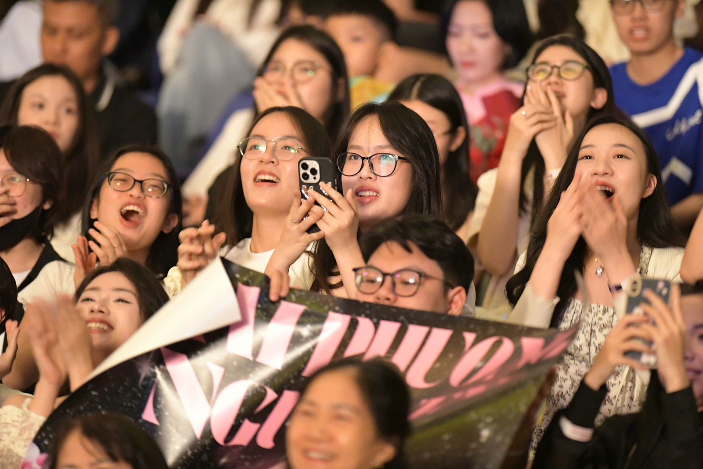 Dù hơn 22h, khán giả vẫn chật kín khán đài tại Cung thể thao Quần Ngựa. Mọi người nhiệt tình cổ vũ cho thí sinh Hoa hậu Việt Nam 2024.