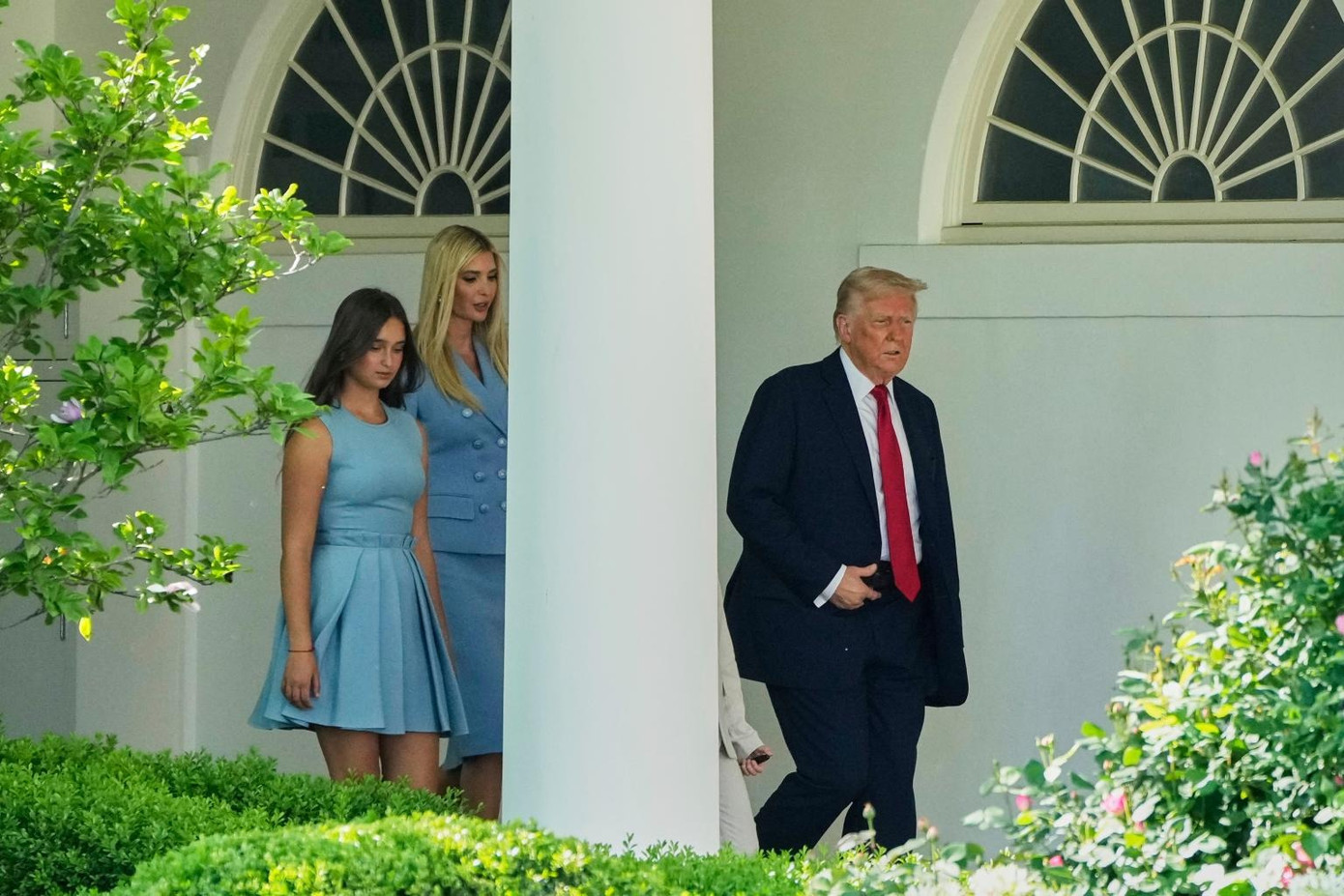 Ivanka từng chia sẻ vẫn đồng hành cùng ông Trump trong thời gian làm tổng thống nhưng với tư cách con gái, không liên quan đến công việc. Ảnh: AP.